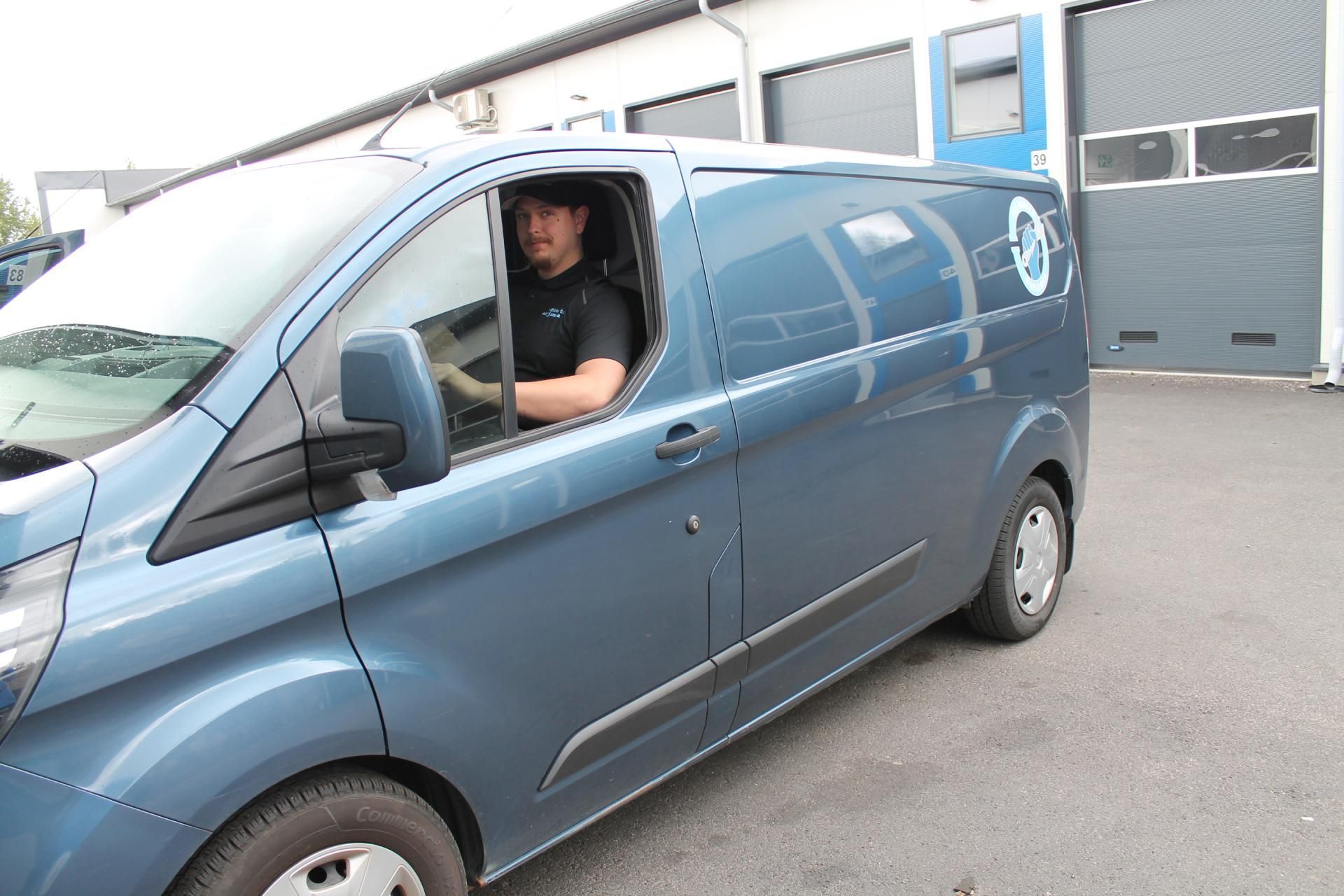 LVI-Huolto Marjamaan Vantaan toimipiste ja huoltoautot pihalla